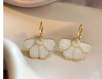 Pearl Earrings Stylish And Elegant Stud Earrings