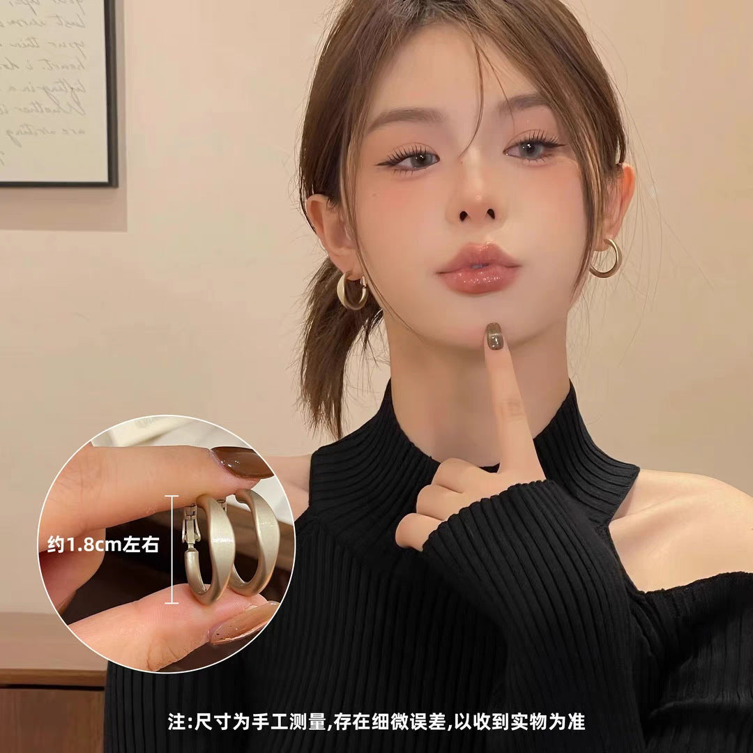 Simple Hoop Earrings For Round Faces