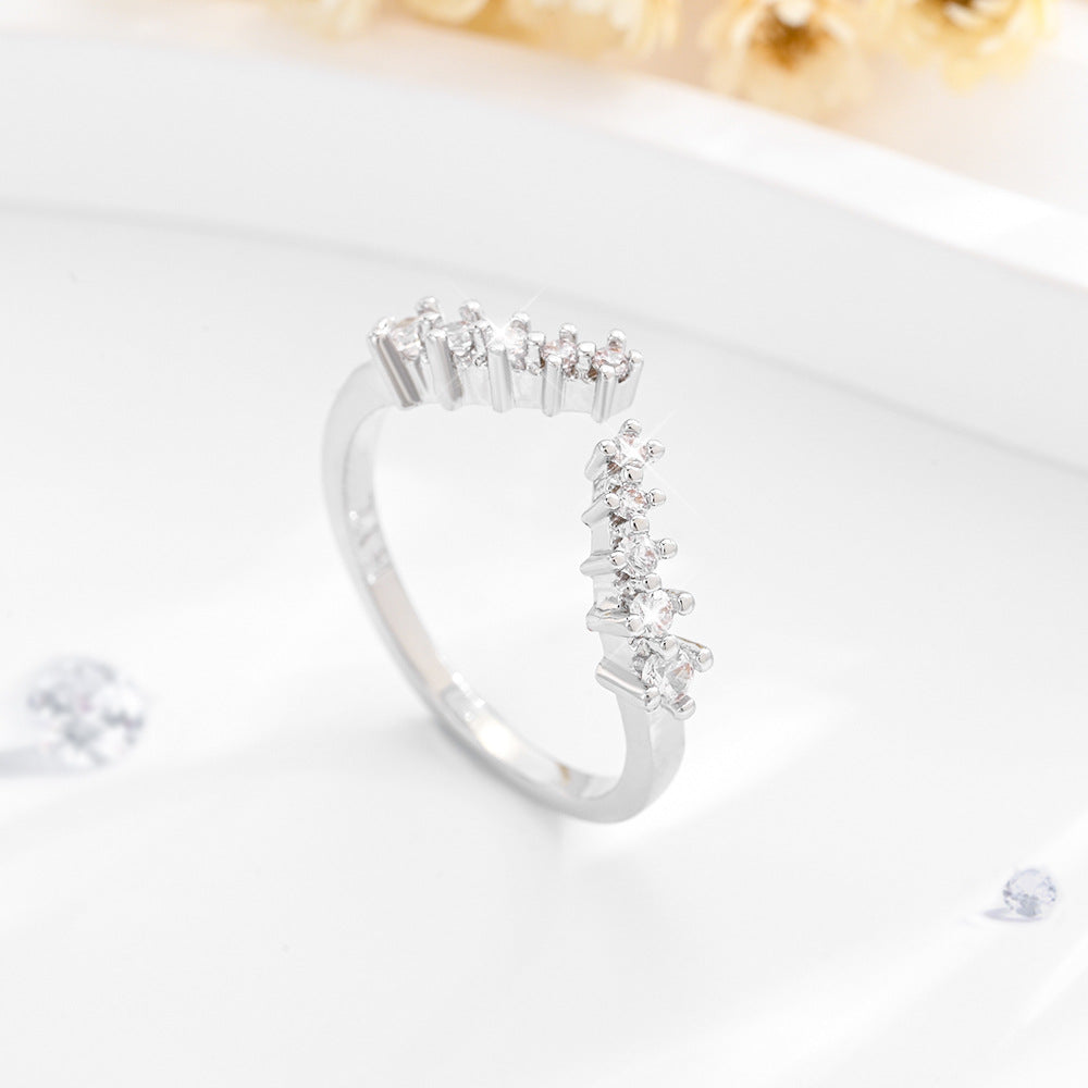 Simple V-shaped Zircon-studded Ring