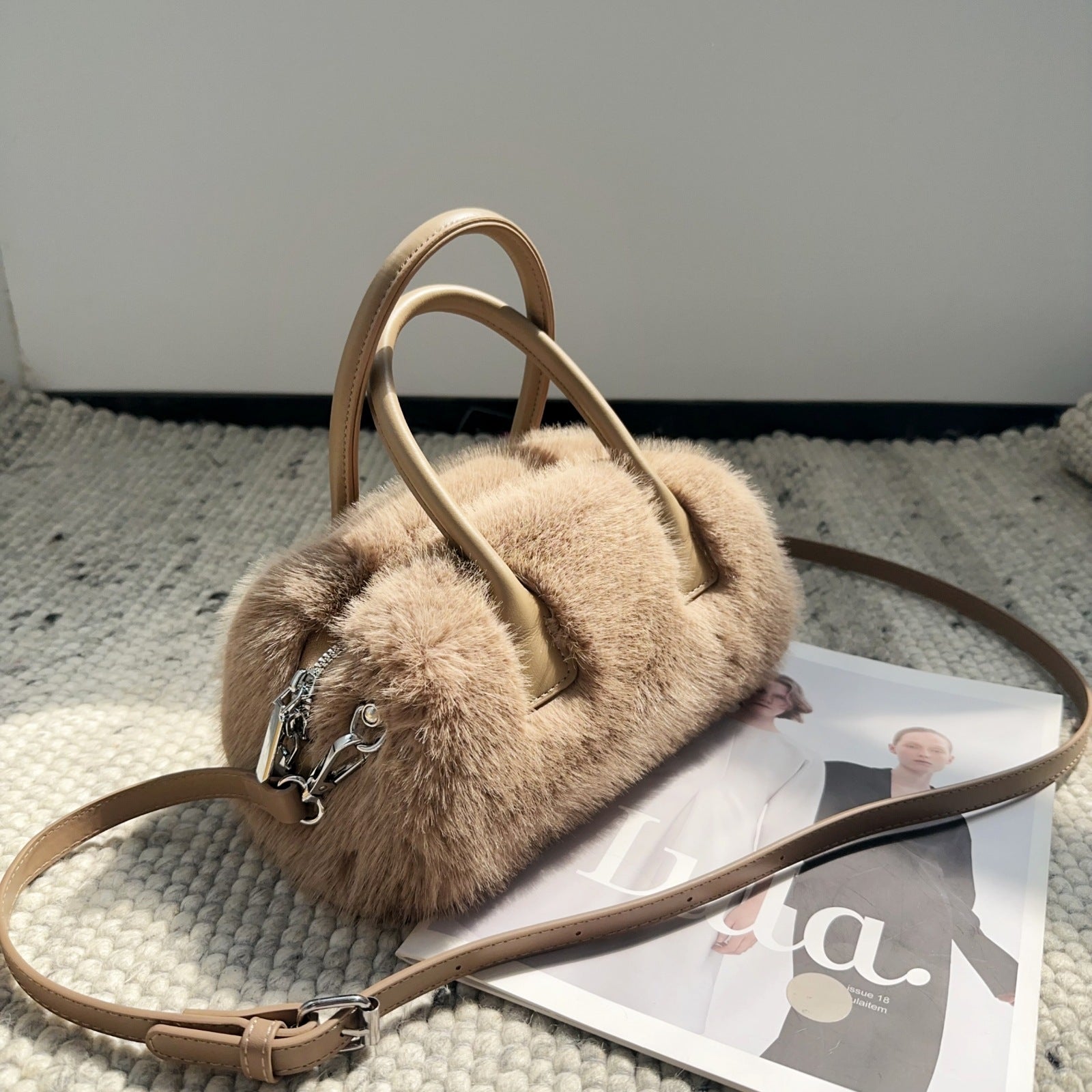 Tote Bag With A Vintage Niche Design Featuring Intricate Faux Mink Fur Detailing