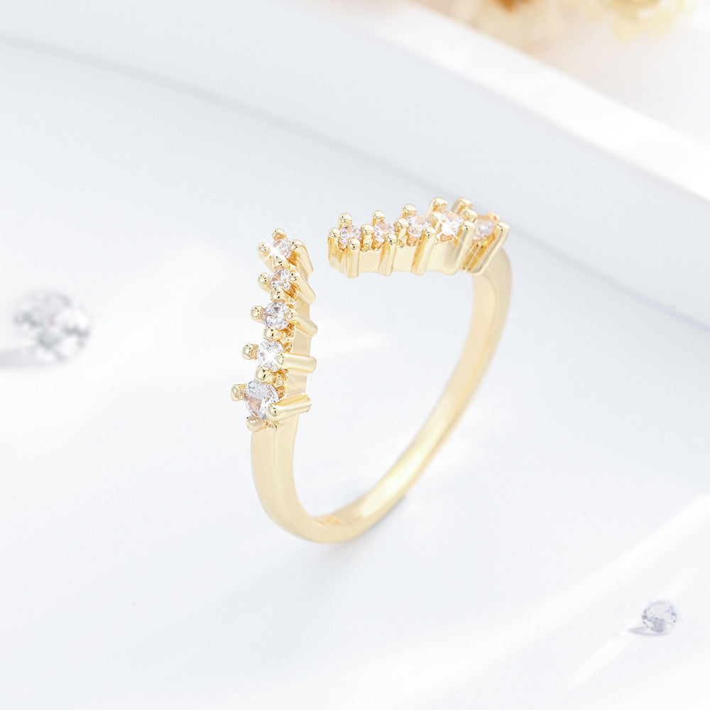 Simple V-shaped Zircon-studded Ring