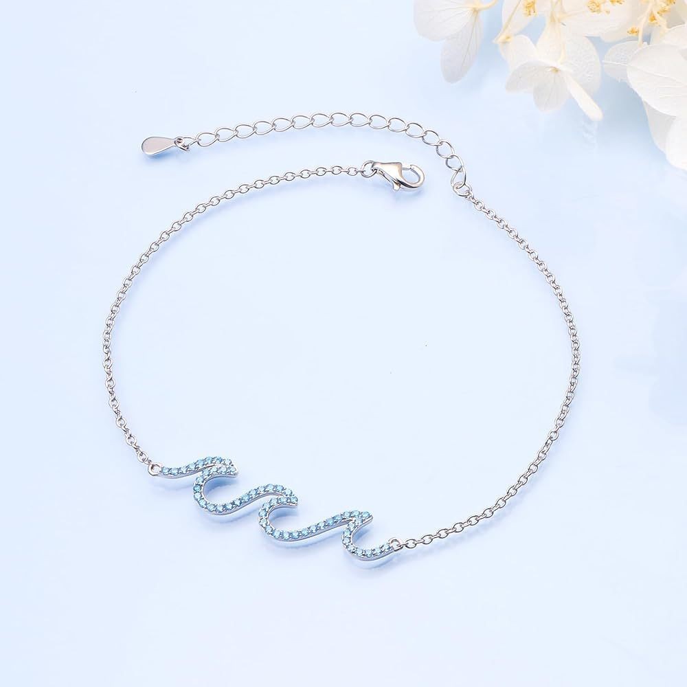 Womens Fashionable Minimalist Pendant Necklace With Wave Pattern