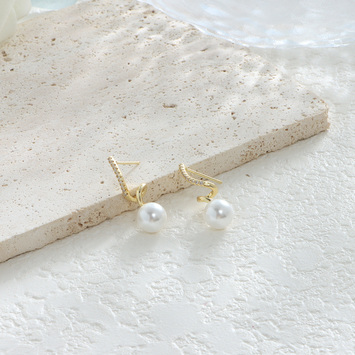 Diamond-encrusted Pearl Spiral Line Stud Earrings