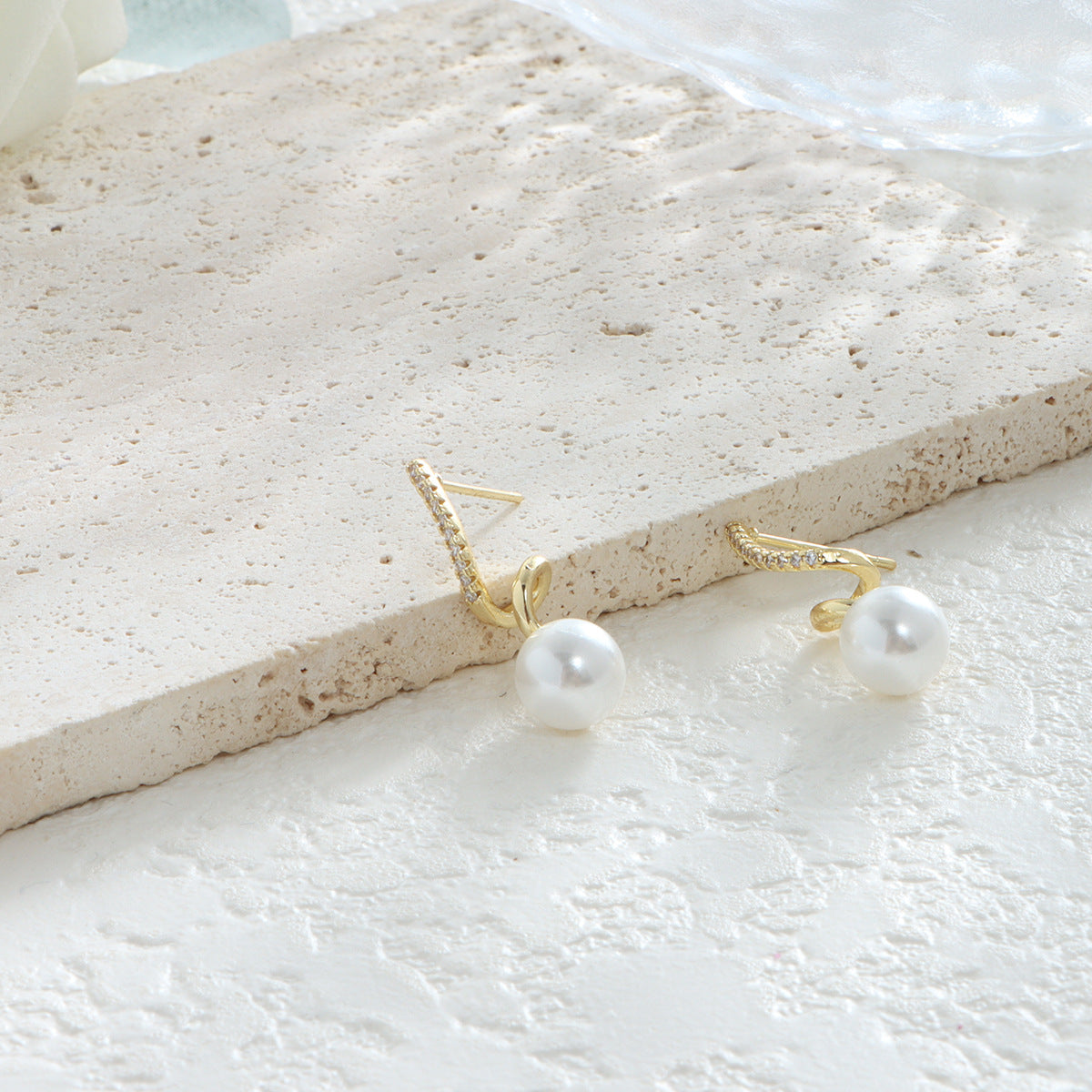 Diamond-encrusted Pearl Spiral Line Stud Earrings