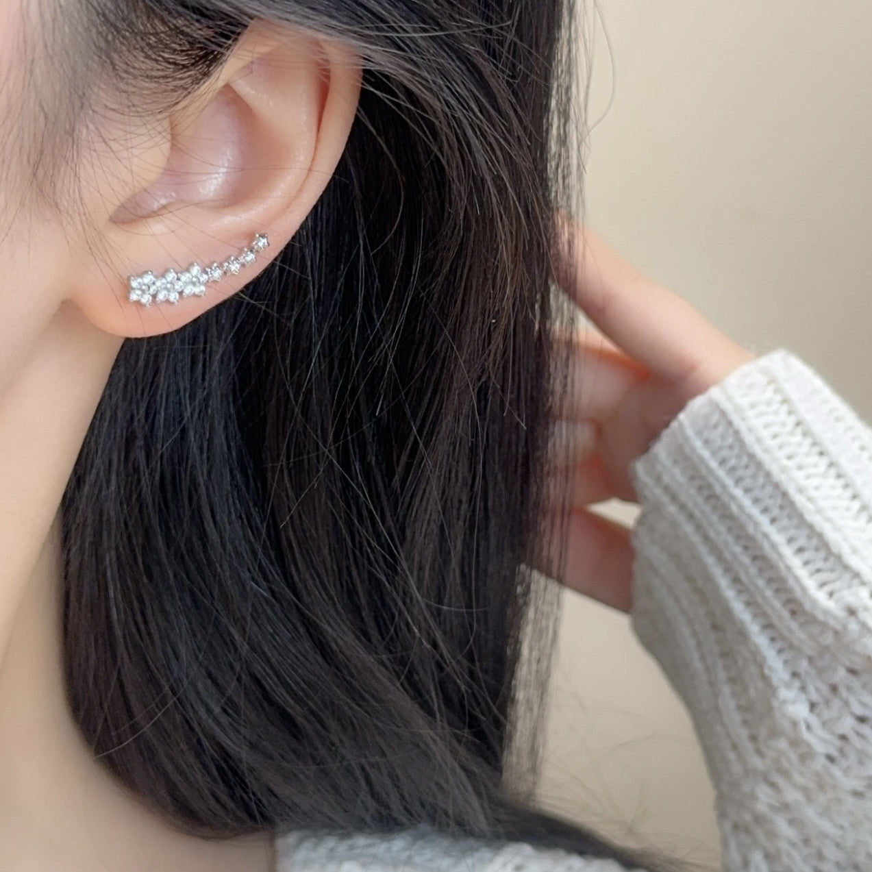 Womens Sparkling Flower Stud Earrings With A Single Row Of Diamonds