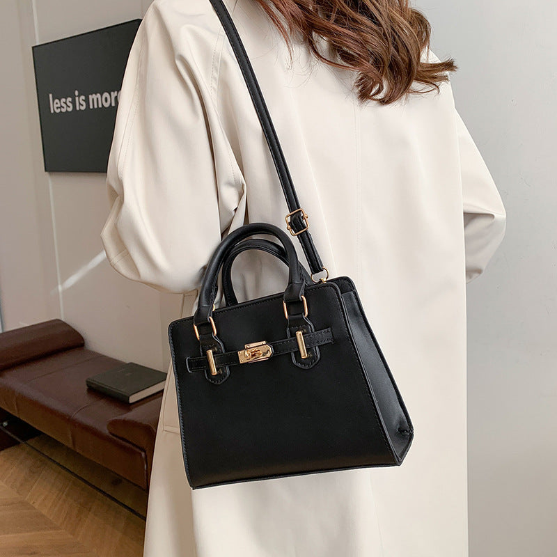 Minimalist Leather-buckle Crossbody Bag With A Soft Exterior And Large Capacity